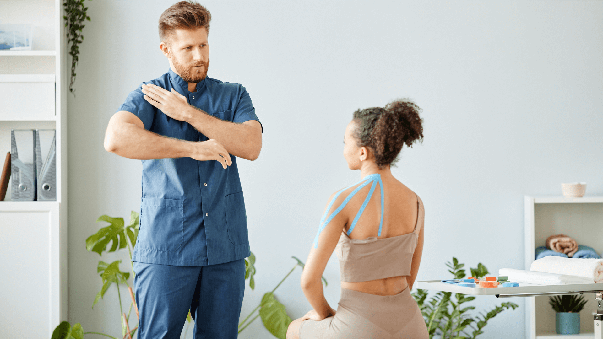Physiotherapeut bei der Arbeit