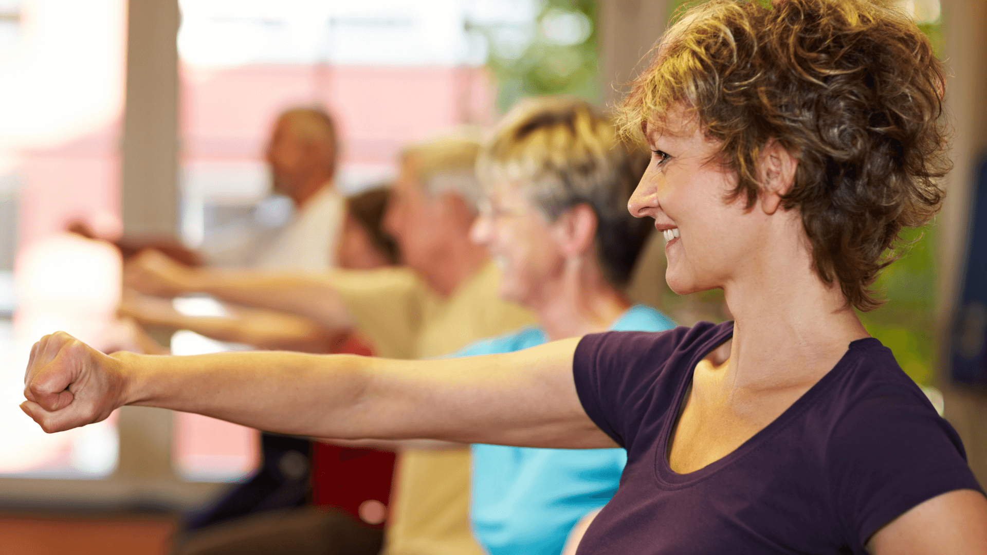 Bewegungstherapeut leitet Patienten beim Training an