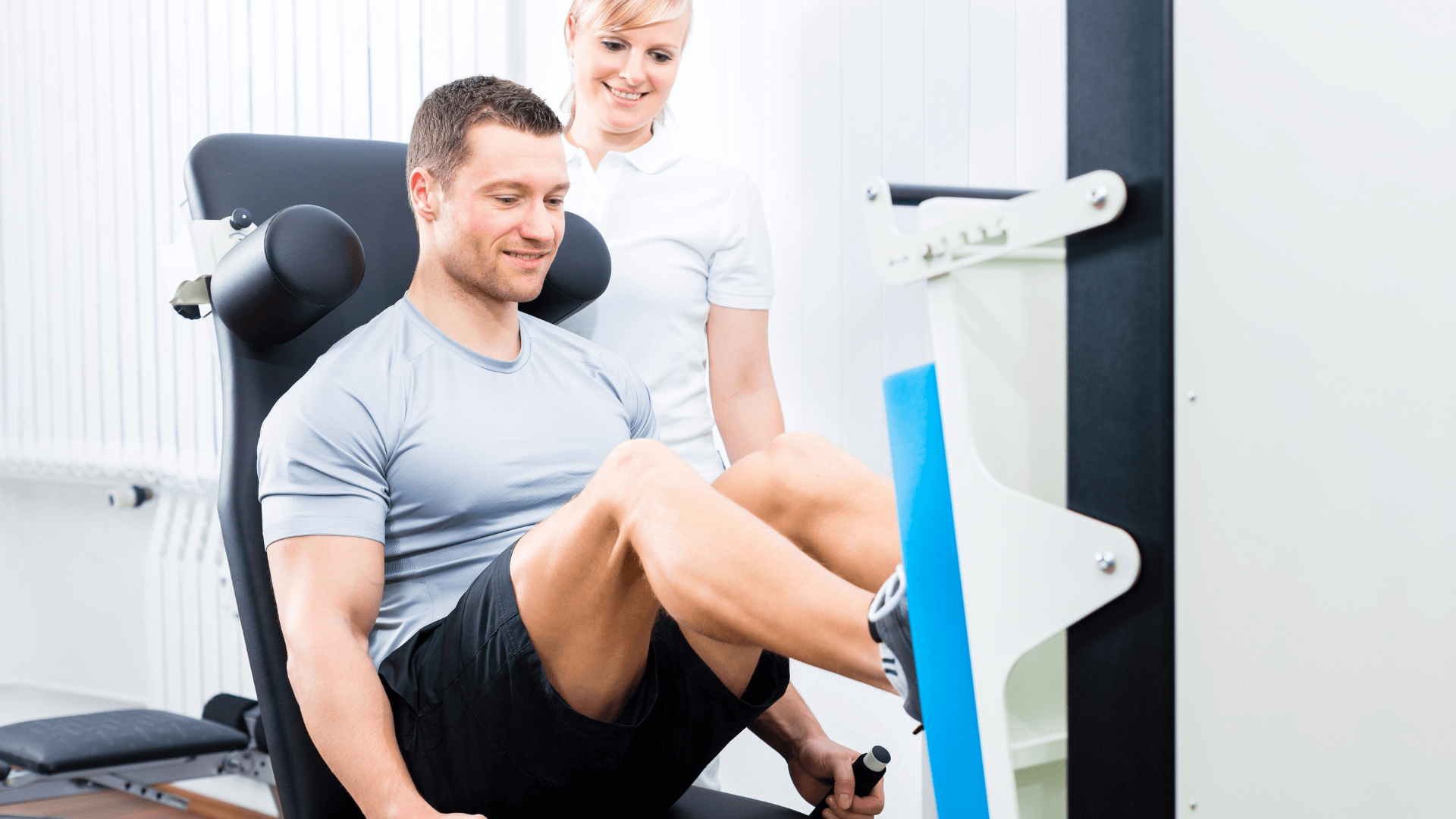 Sportphysiotherapeut mit Sportler am Geraet