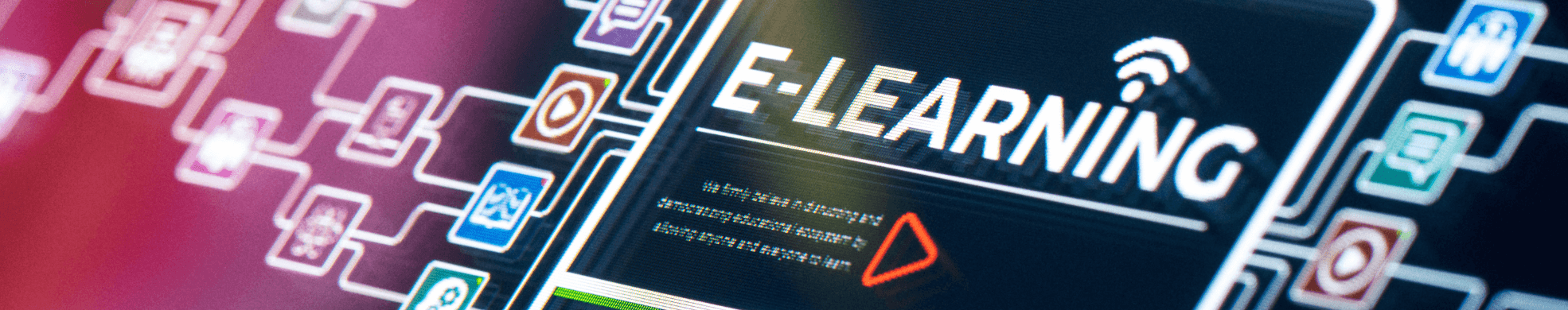 Physiotherapeutin absolviert einen Onlinekurs des MFZ Leipzig am Laptop