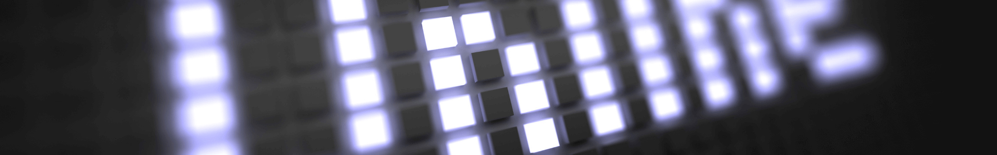 Therapeutin nimmt an einer Online-Fortbildung am Laptop teil