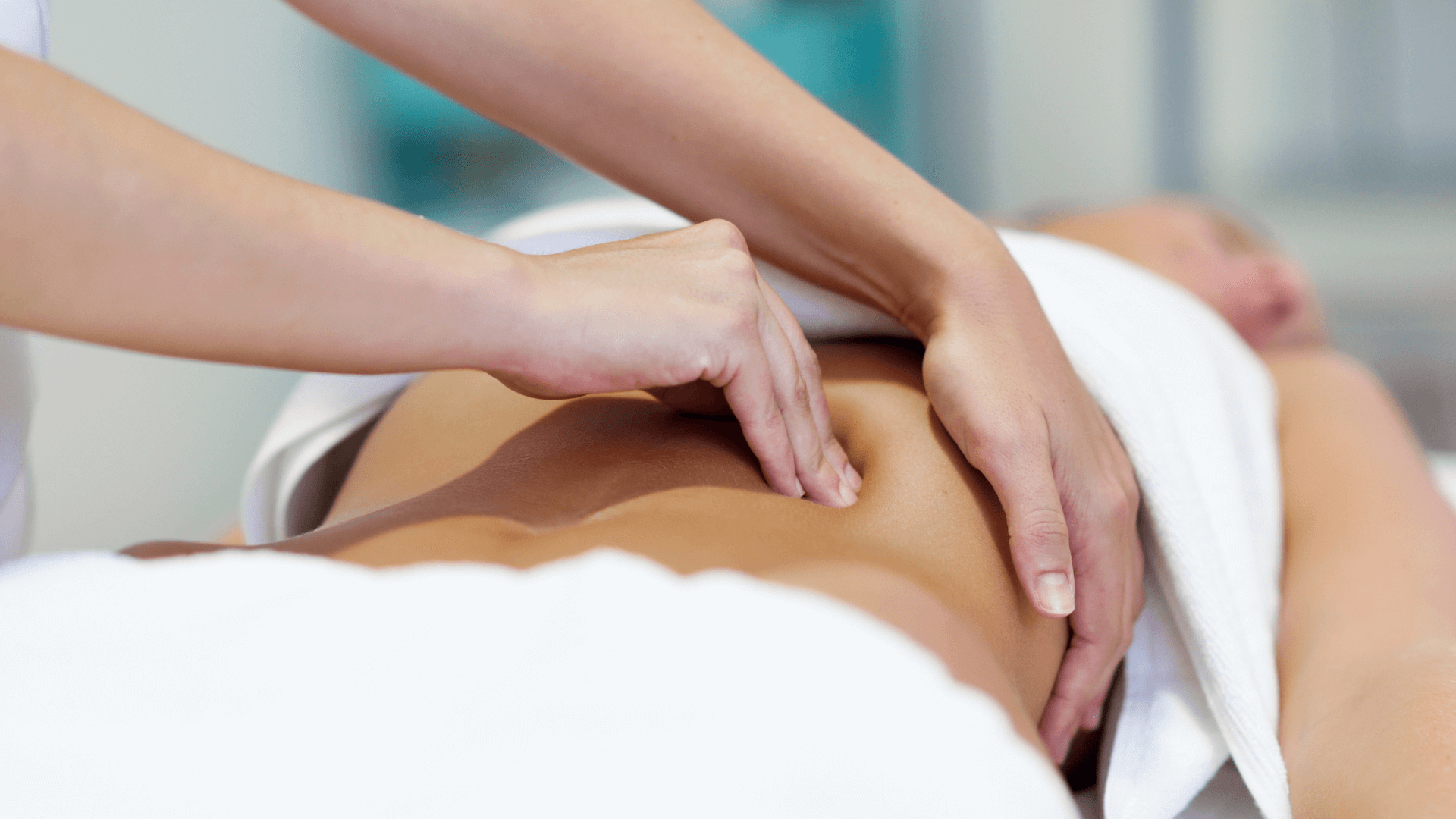 Osteopathin behandelt Patient