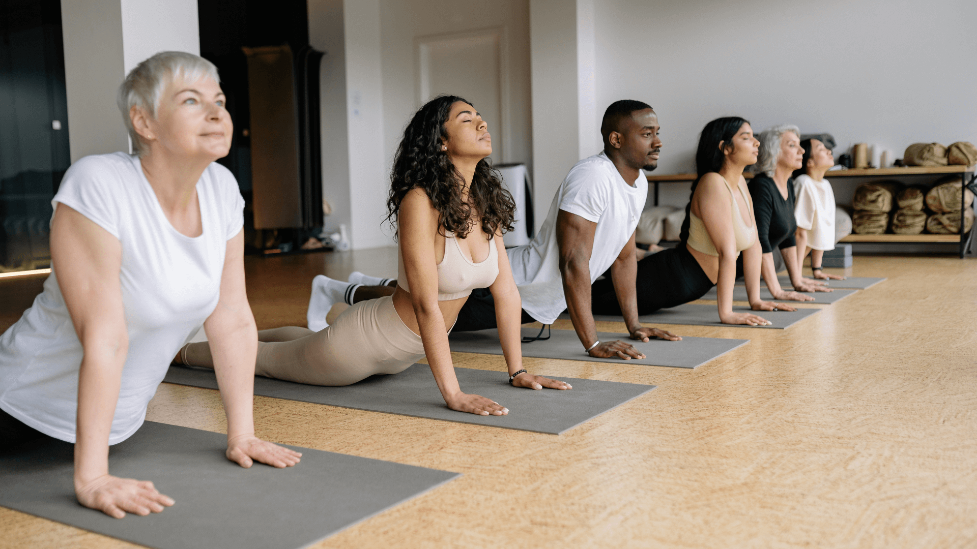 Yogalehrer führt Yoga-Gruppe an
